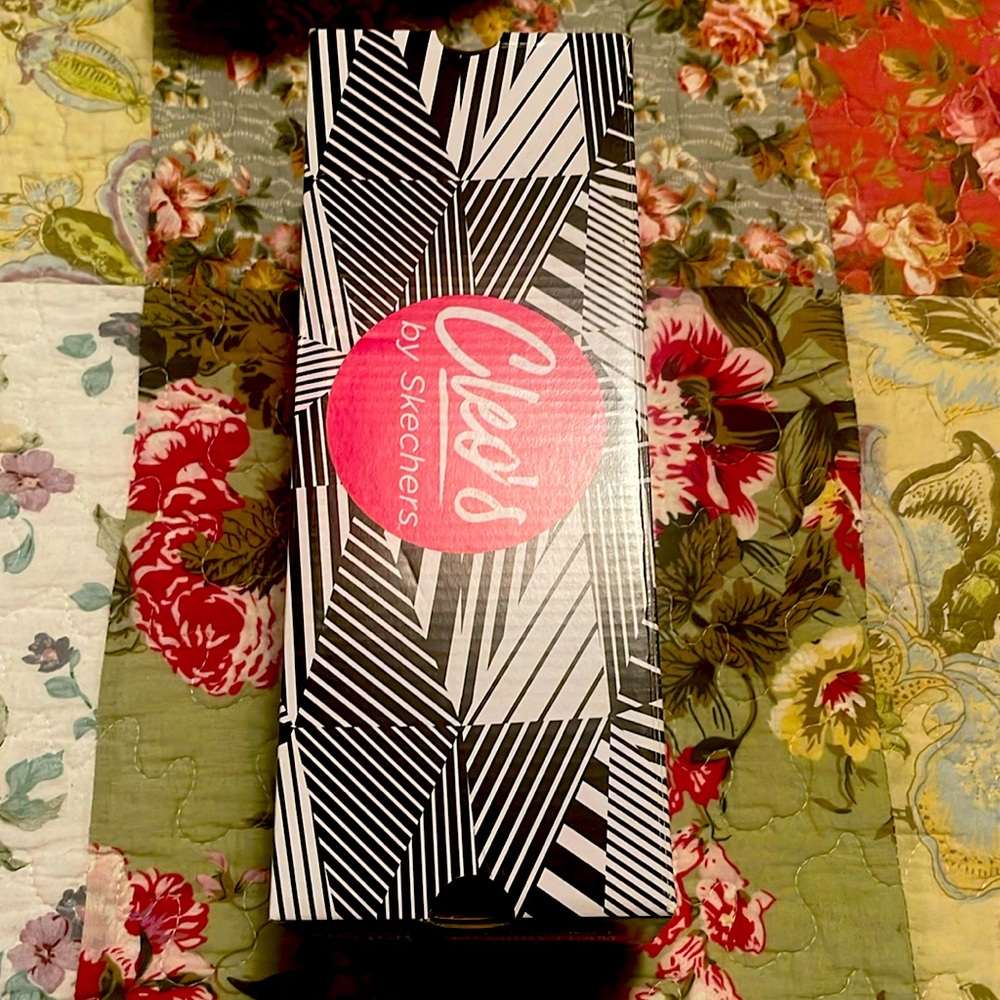Brand new sketchers flats! Memory foam, air cooled flats. Super cute print